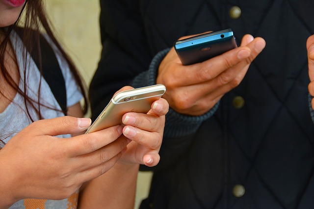 online-reviews-on-smartphone